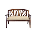 **Titre technique : Canapé en bois avec design ajouré et coussin beige**